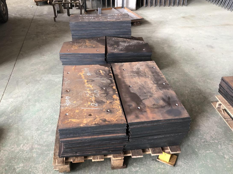 Hopper with wear-resistant lining for mine use ore hopper is highly wear-resistant